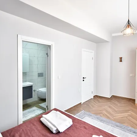 Red Moon Suites 4* 페티예